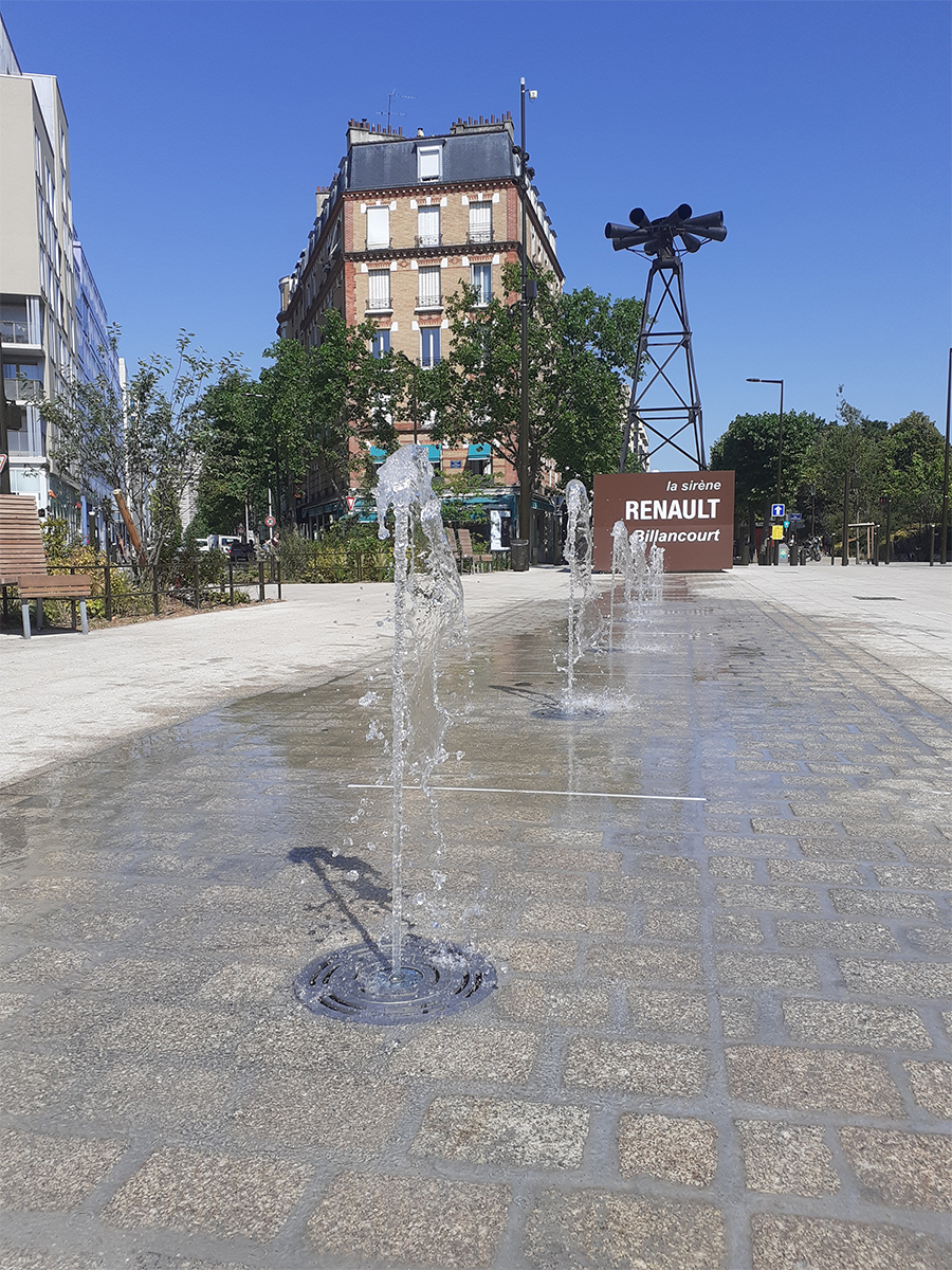 Fontaine sèche devant la sirène Renault, place Jules Guesde à Boulogne-Billancourt