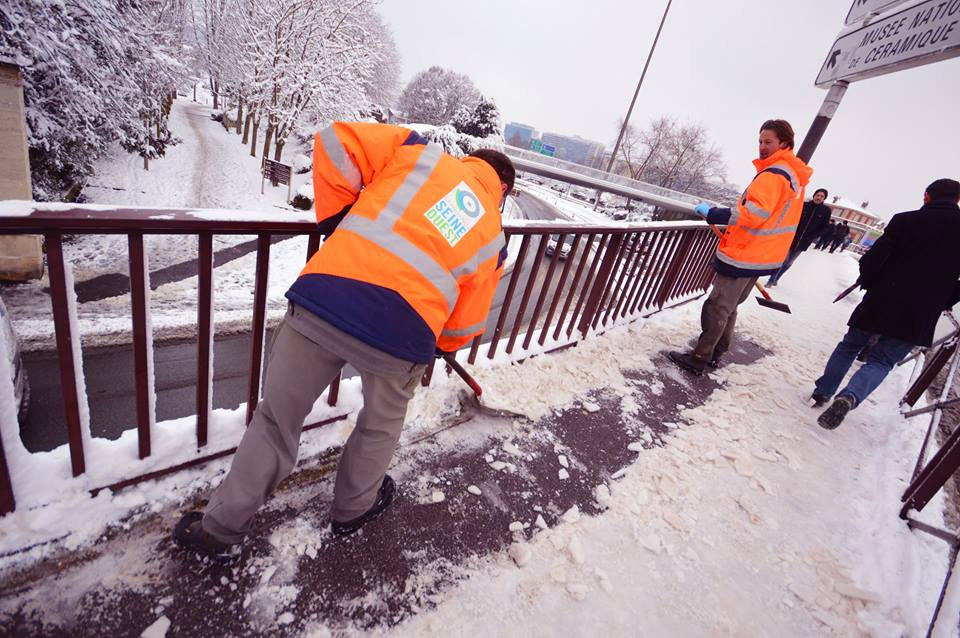 Viabilité hivernale : agents de GPSO déneigeant à la pelle