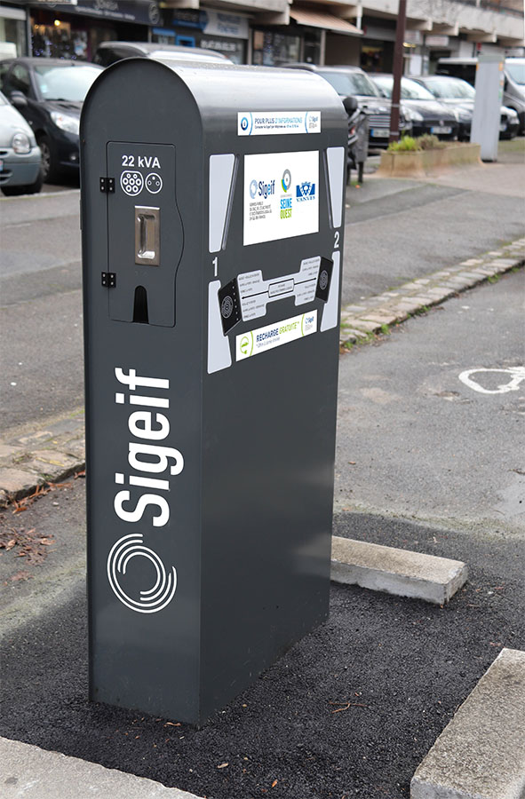 Voitures électriques : à Paris, ces bornes de recharge viennent jusqu'à  vous - Le Parisien