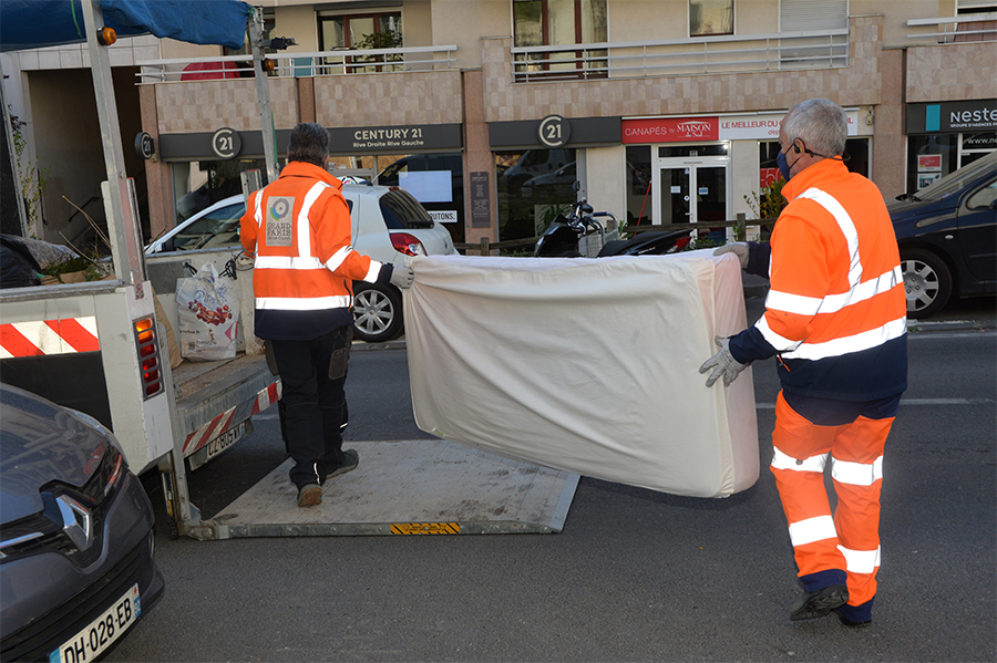 Collecte des encombrants à Sèvres pendant le confinement.