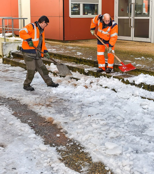 Agents de GPSO déneigeant des escaliers