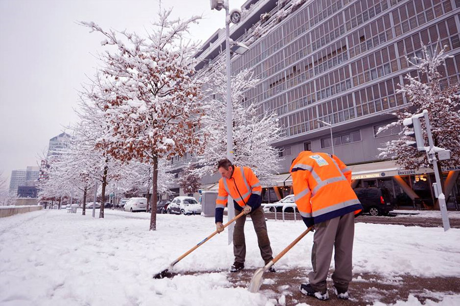 Agents de GPSO déneigeant à la pelle