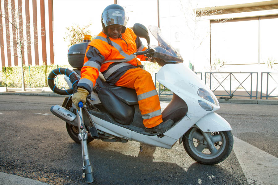 Agent de propreté de GPSO - moto crotte