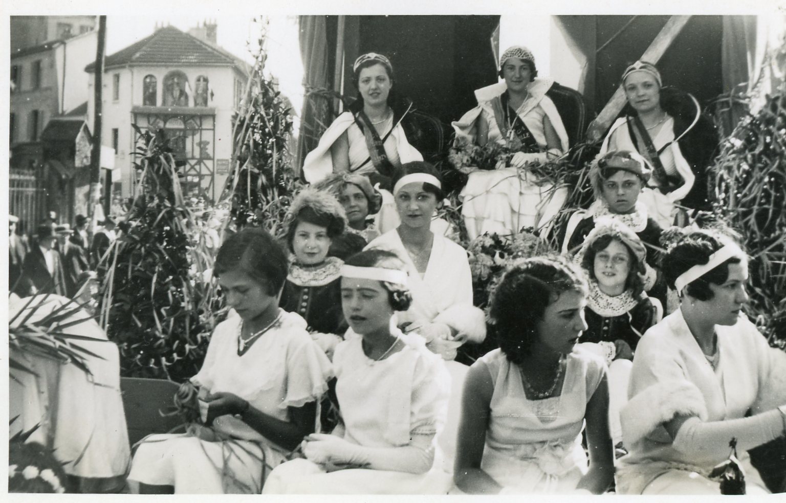 Défilé des chars lors des Fêtes de Chaville au niveau du carrefour du Puits sans vin en 1933. Char de la Reine de Chaville et de ses demoiselles d'honneur.