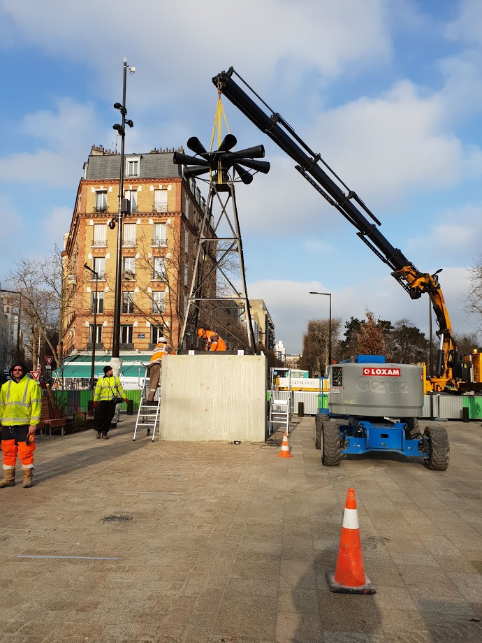 Installation de la Sirène Renault place Jules Guesdes à Boulogne-Billancourt