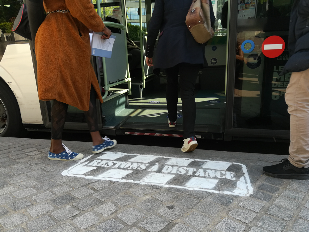 Signalétique COVID-19 "gardons nos distances" à Issy-les-Moulineaux