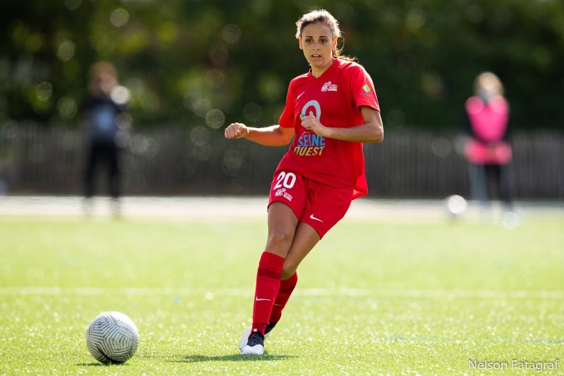 Laurie Teinturier sur le terrain - joueuse de GPSO 92 Issy, club de football féminin de haut niveau soutenu par GPSO