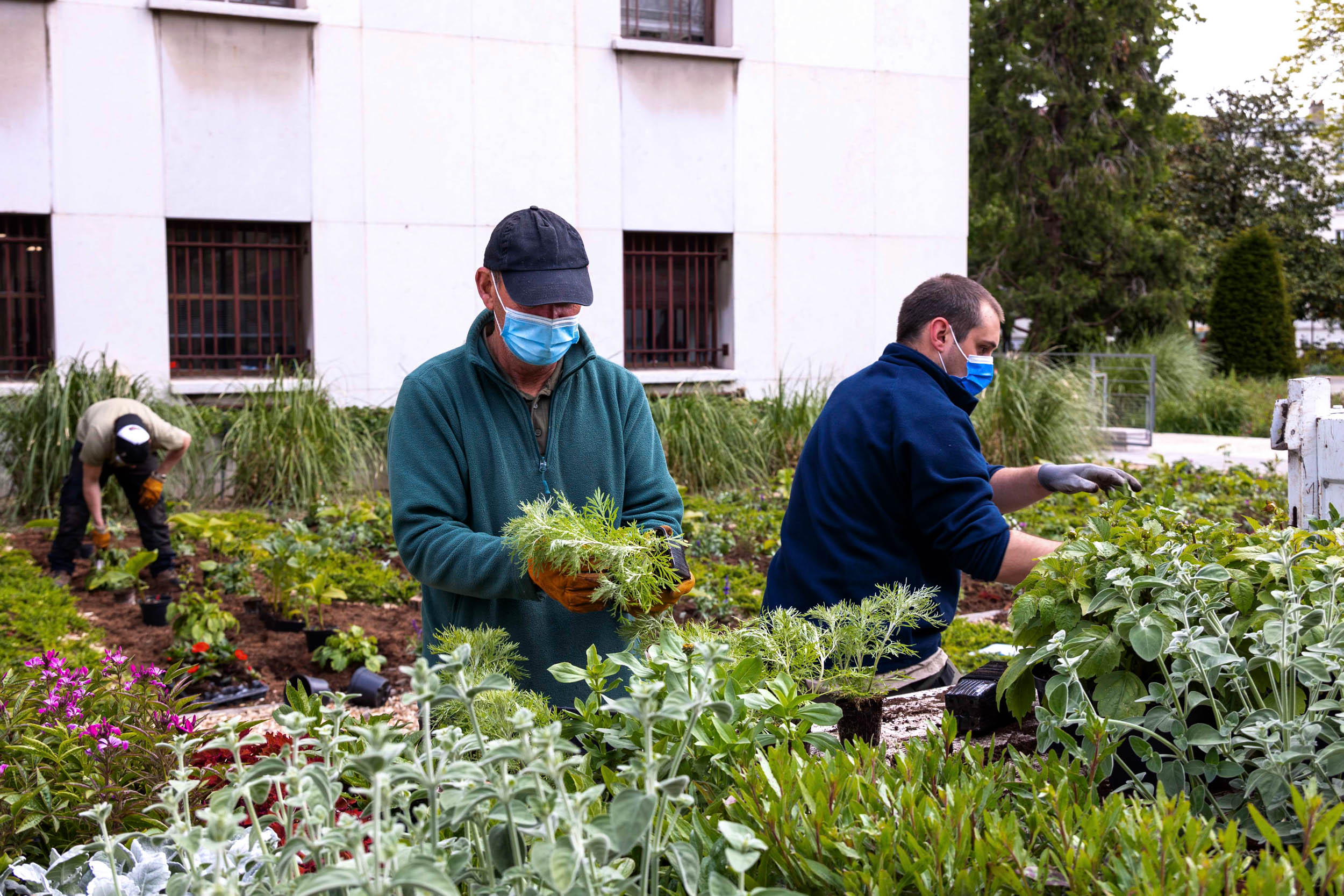 Jardiniers du fleurissement estival 2021 à Boulogne-Billancourt