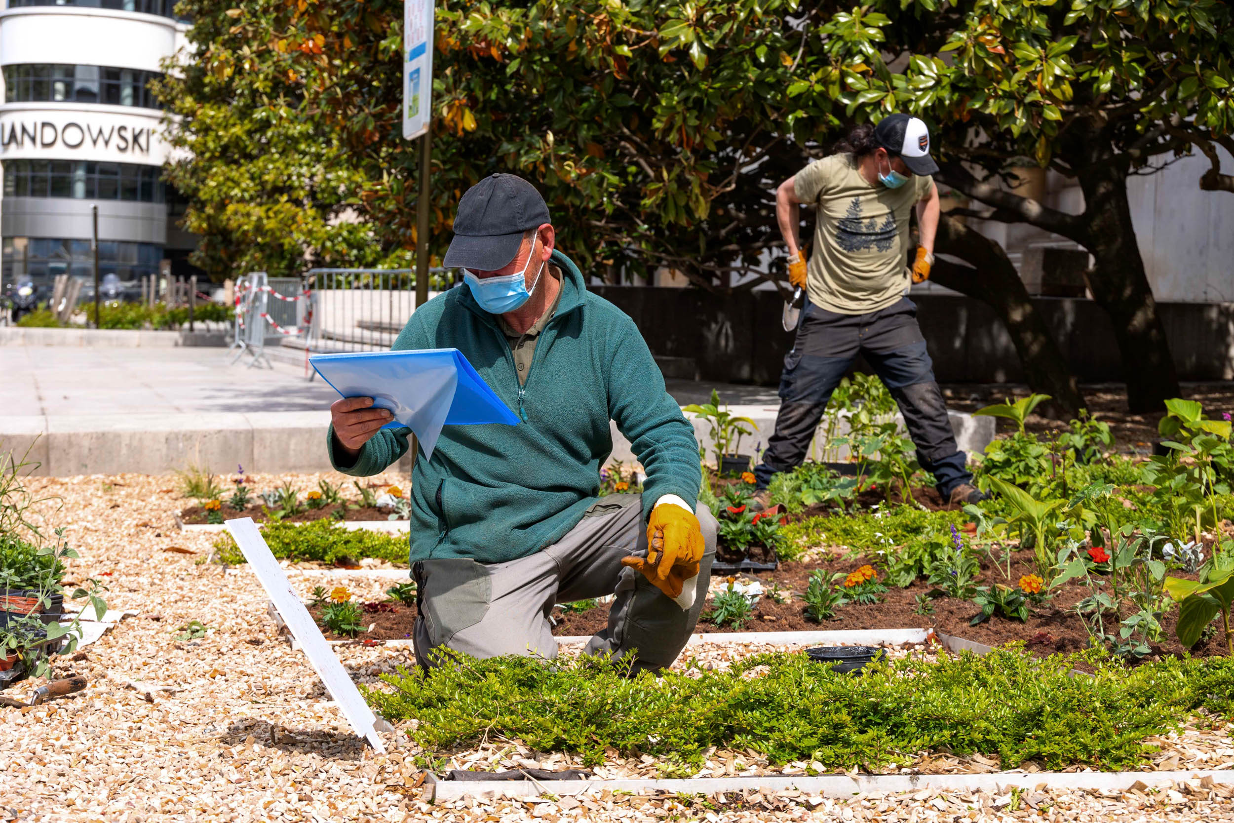 Jardiniers du fleurissement estival 2021 à Boulogne-Billancourt