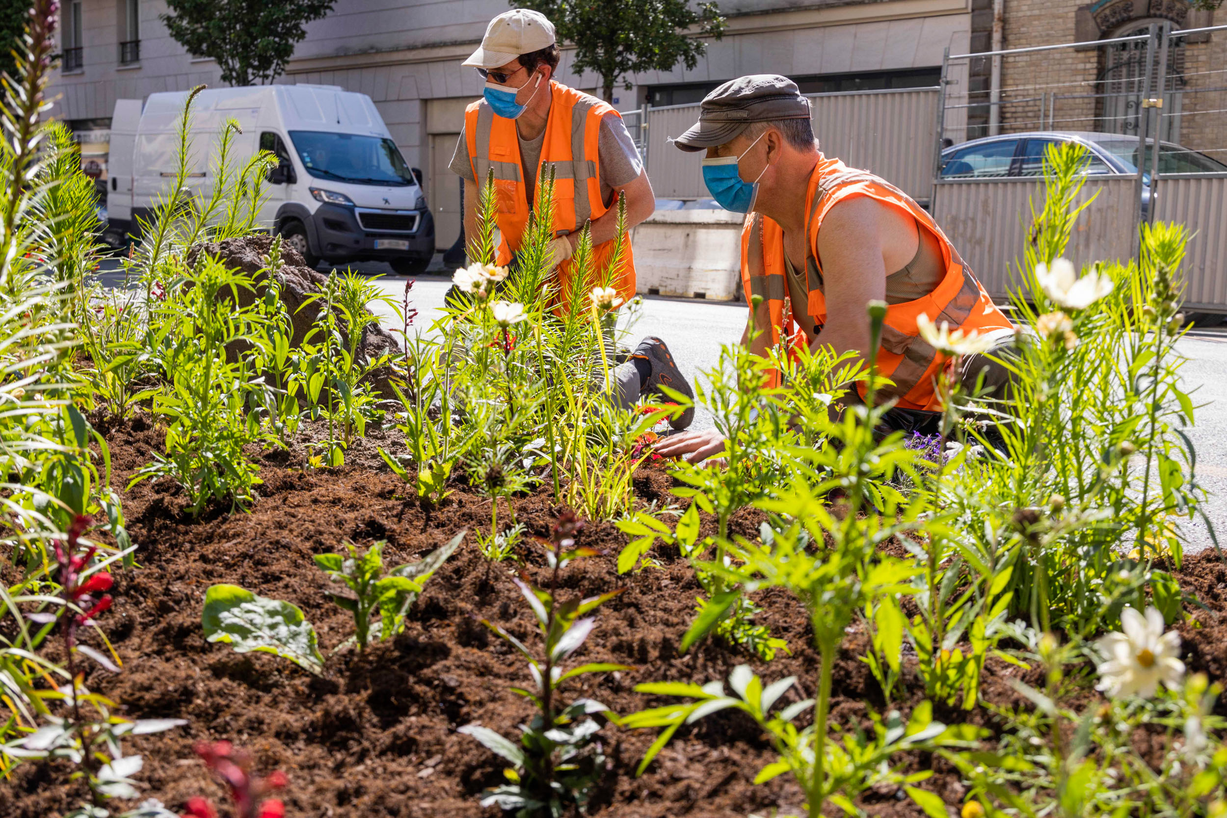 Jardiniers de GPSO / fleurissement estival 2021 à Issy-les-Moulineaux