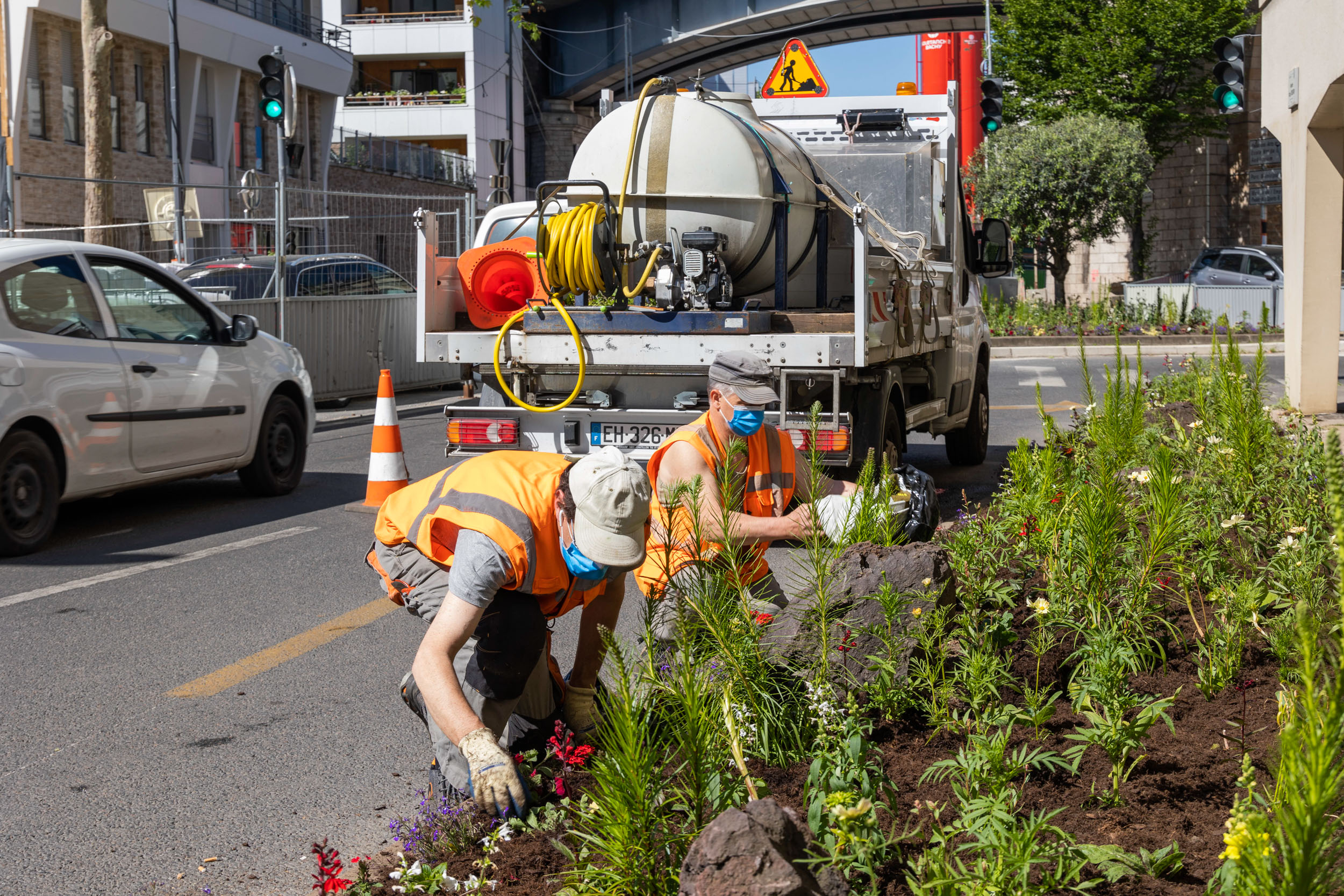 Jardiniers de GPSO / fleurissement estival 2021 à Issy-les-Moulineaux