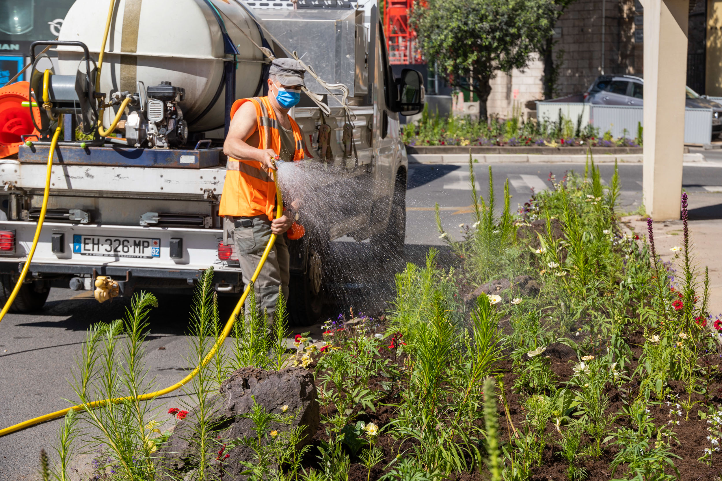 Jardiniers de GPSO / fleurissement estival 2021 à Issy-les-Moulineaux