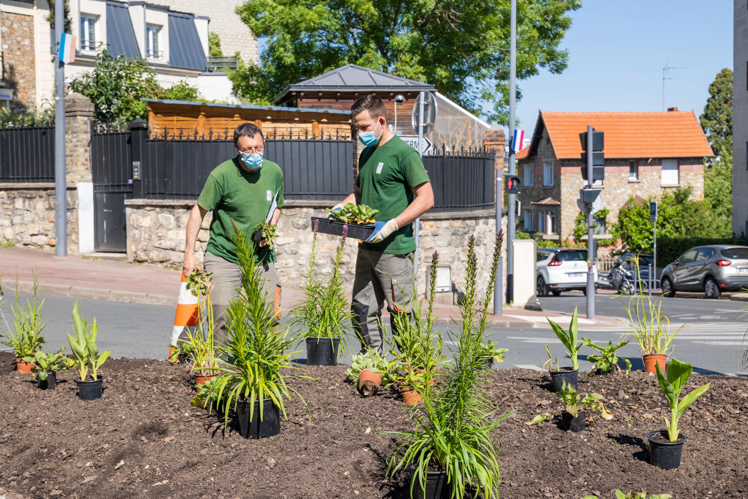 Jardiniers de GPSO / fleurissement estival 2021 à Issy-les-Moulineaux