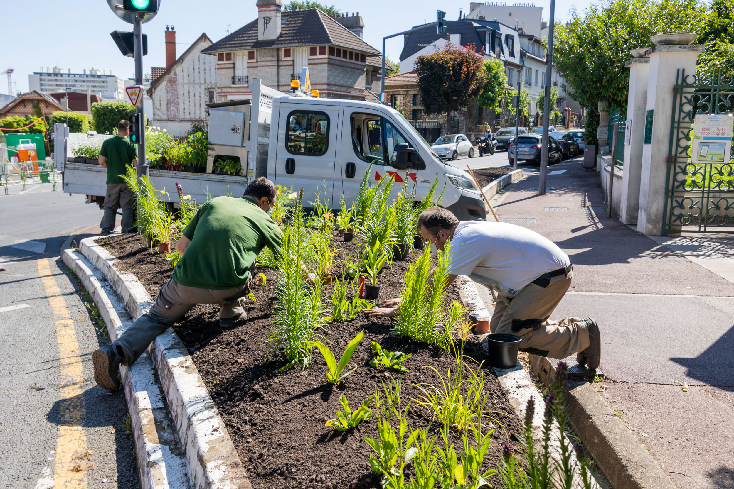 Jardiniers de GPSO / fleurissement estival 2021 à Issy-les-Moulineaux
