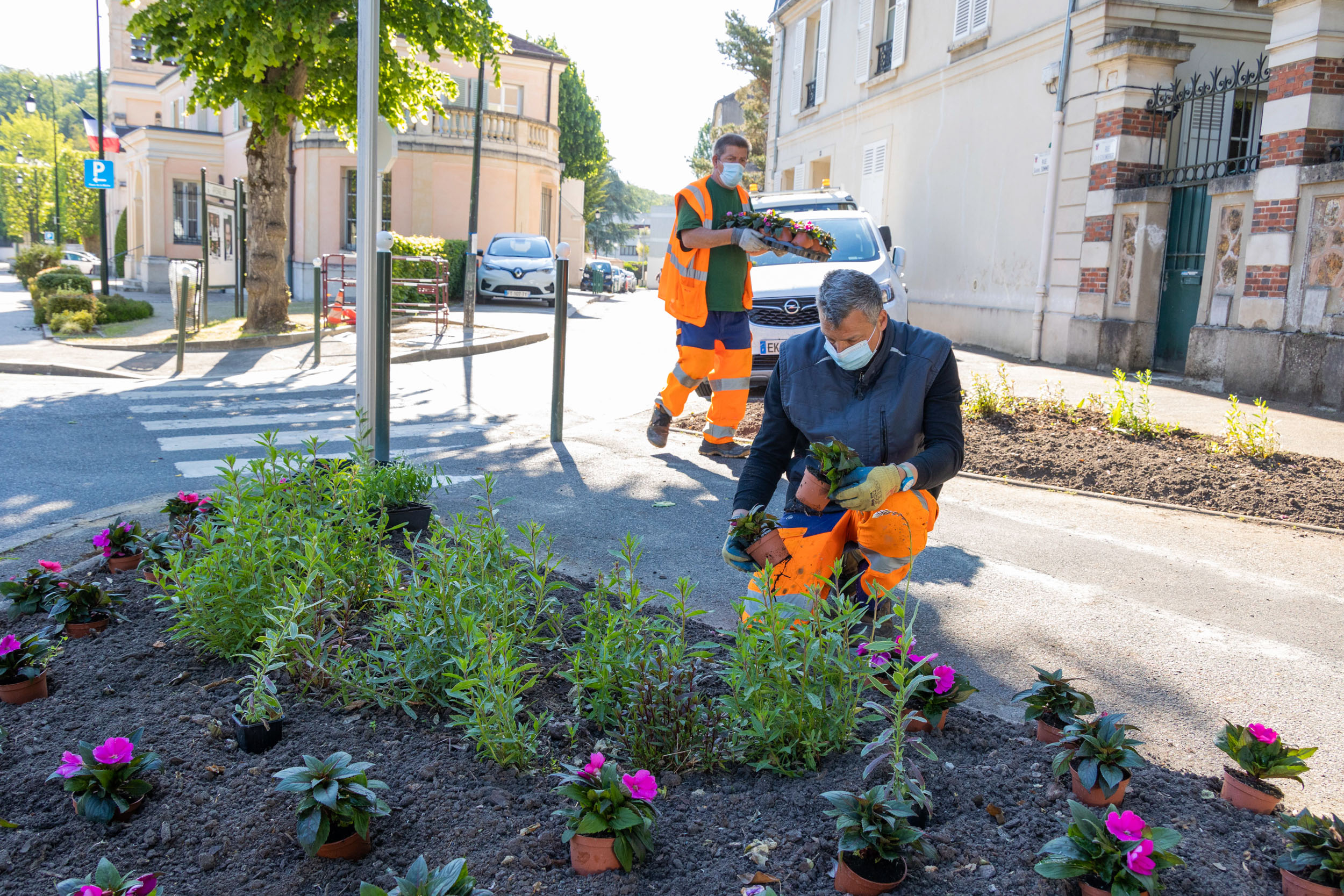 Jardiniers à Marnes-la-Coquette, fleurissement estival 2021