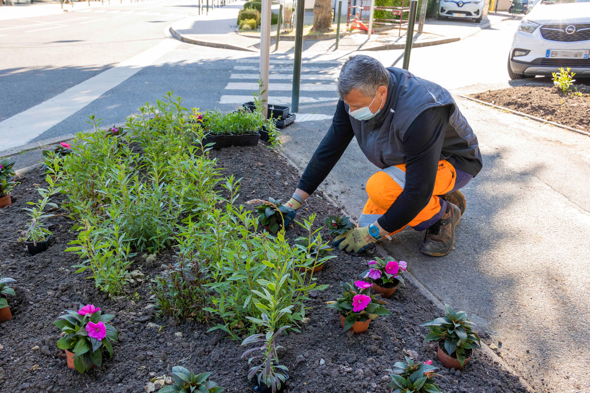 Jardiniers à Marnes-la-Coquette, fleurissement estival 2021