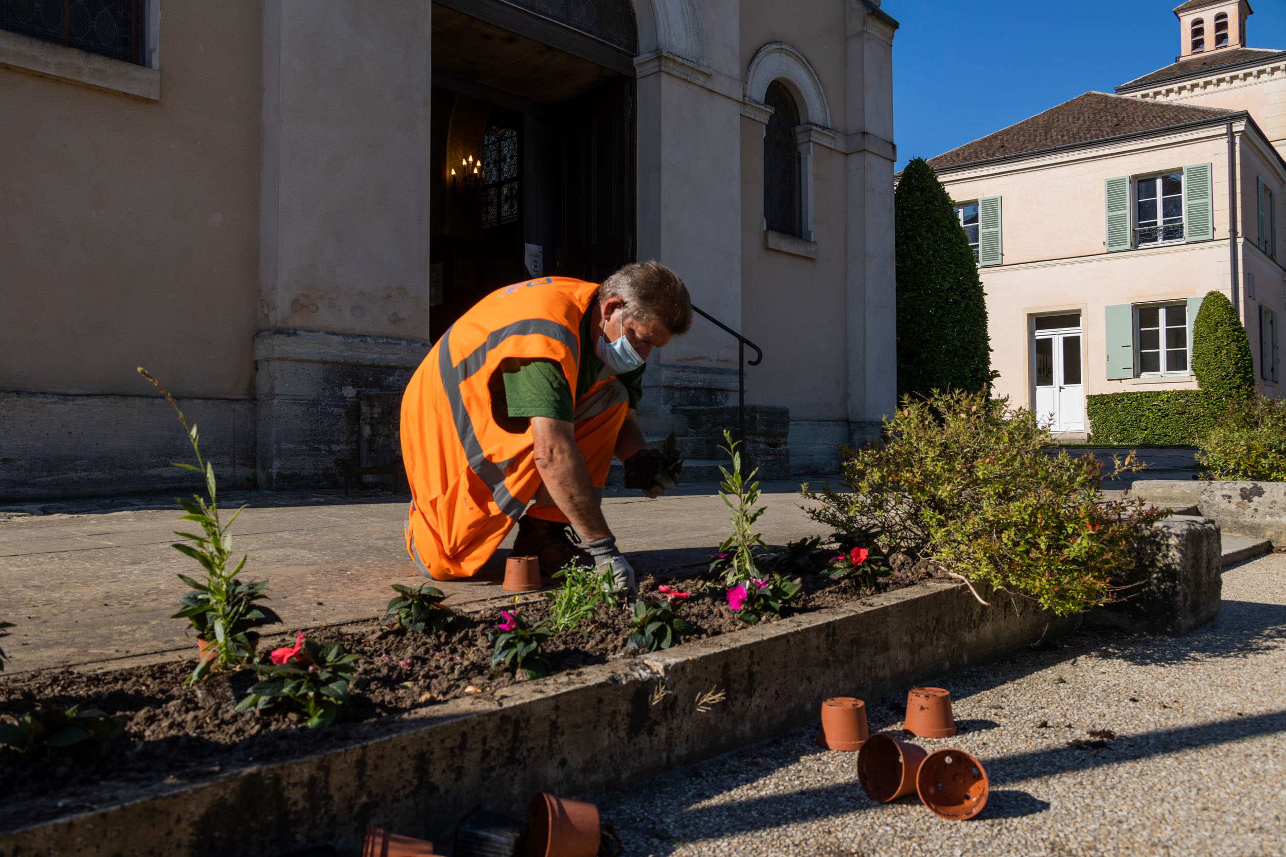 Jardiniers à Marnes-la-Coquette, fleurissement estival 2021