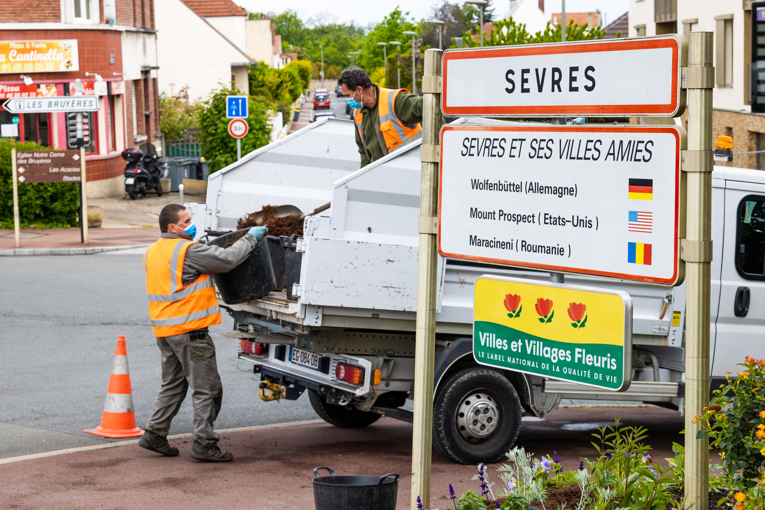 Jardiniers / fleurissement estival 2021 à Sèvres