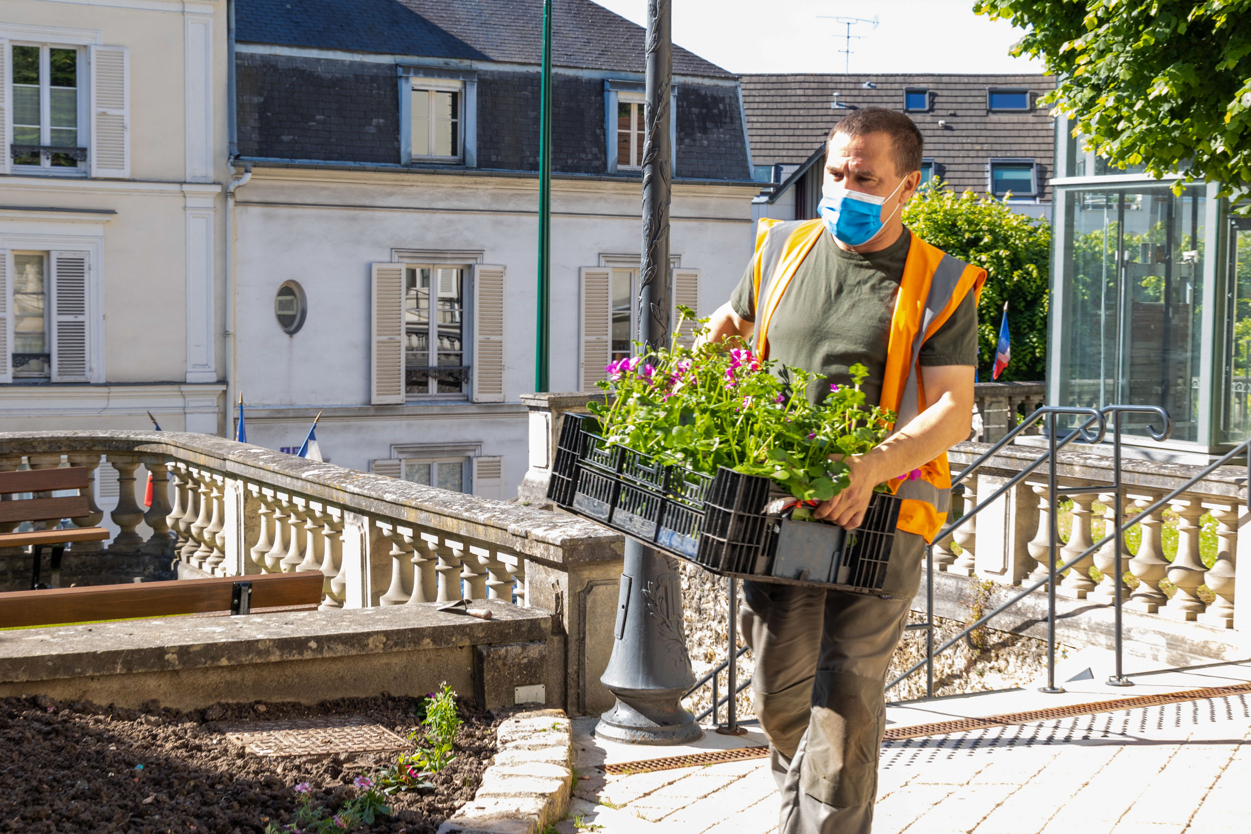 Jardiniers à Ville-d'Avray, fleurissement estival 2021